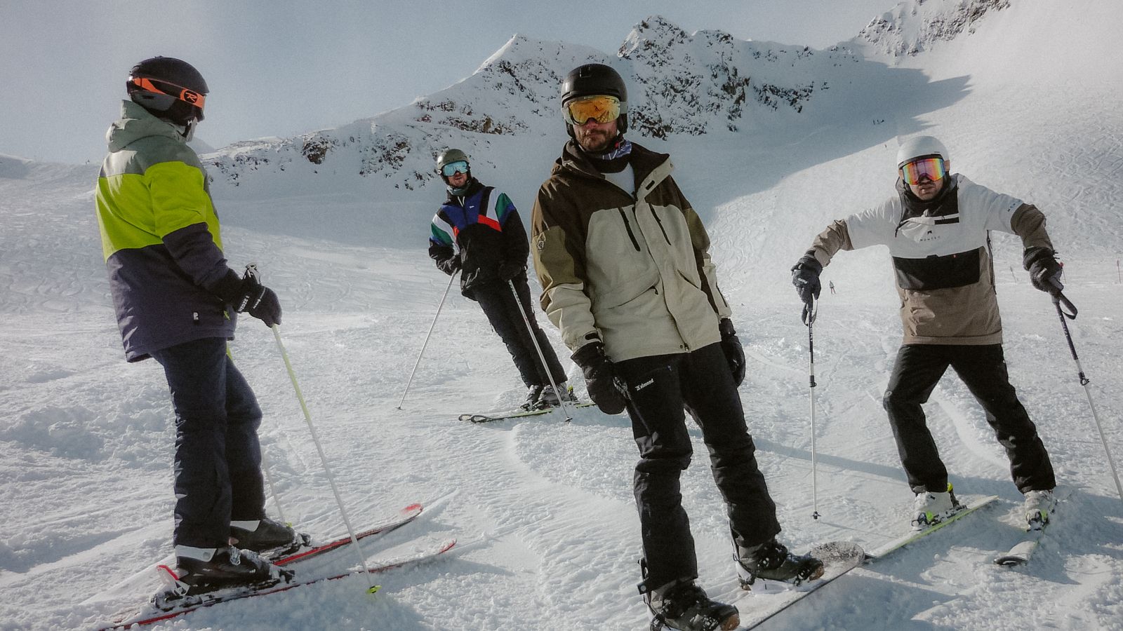 En vennegjeng på alpinski